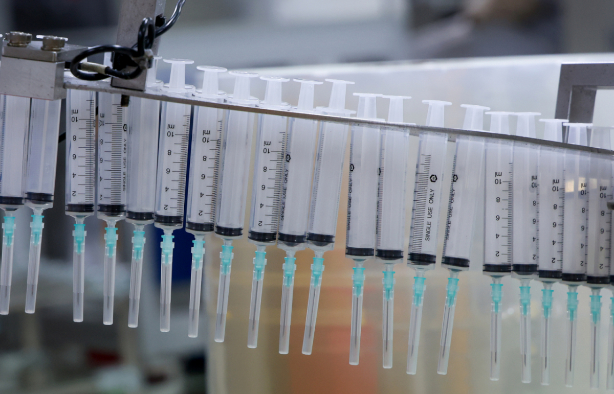 지난 15일 오후 경기 안산시 단원구 한국백신에서 직원들이 주사기 제품을 만들고 있다. (공동취재) 2026.4.15/사진= 뉴스1