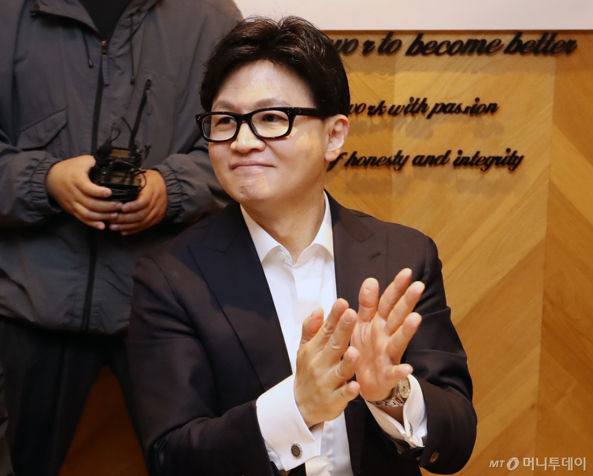 (부산=뉴스1) 윤일지 기자 = 한동훈 전 국민의힘 대표가 20일 부산 북구 한 카페에서 최윤홍 부산교육감 예비후보 초청 '부산 북구 학부모 소통간담회'에서 손뼉을 치고 있다. 2026.4.20/뉴스1  Copyright © 뉴스1. All rights reserved. 무단 전재 및 재배포,  AI학습 이용 금지. /사진=(부산=뉴스1) 윤일지 기자