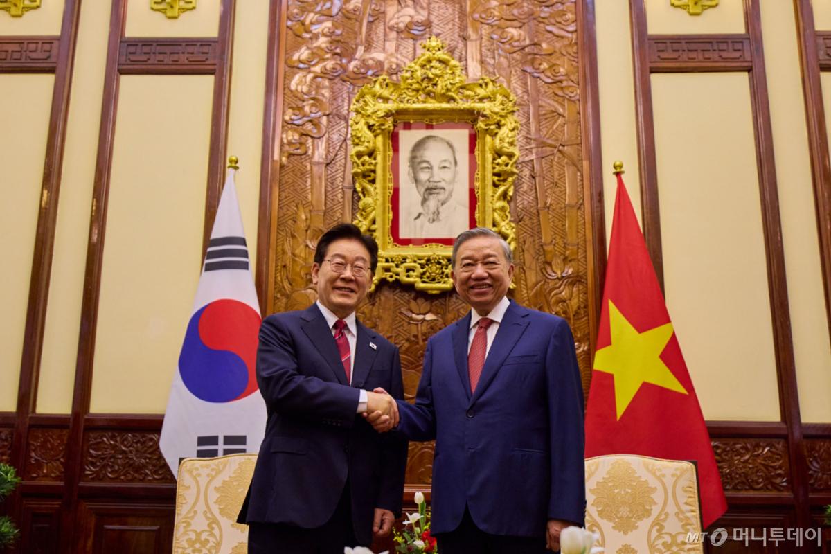 [하노이=뉴시스] 고범준 기자 = 이재명 대통령과 또 럼 베트남 당 서기장 겸 국가주석이 22일(현지 시간) 하노이 주석궁에서 소인수 정상회담 기념촬영을 하고 있다. (공동취재) 2026.04.23. bjko@newsis.com /사진=