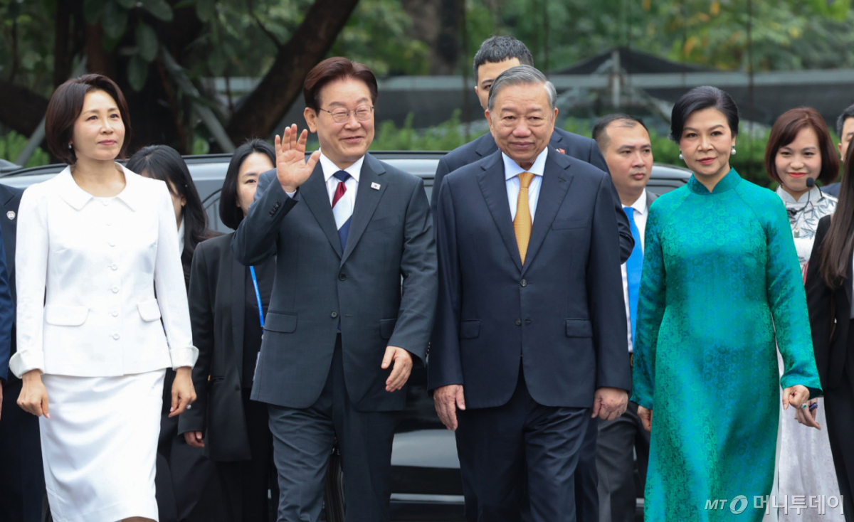 [하노이=뉴시스] 고범준 기자 = 이재명 대통령과 김혜경 여사가 24일(현지 시간) 유네스코 세계 문화유산으로 등재된 베트남 하노이 탕롱황성을 방문해 또 럼 당 서기장 겸 국가주석, 응오 프엉 리 여사와 탕롱황성을 둘러보며 인사하고 있다. 2026.04.24. bjko@newsis.com /사진=