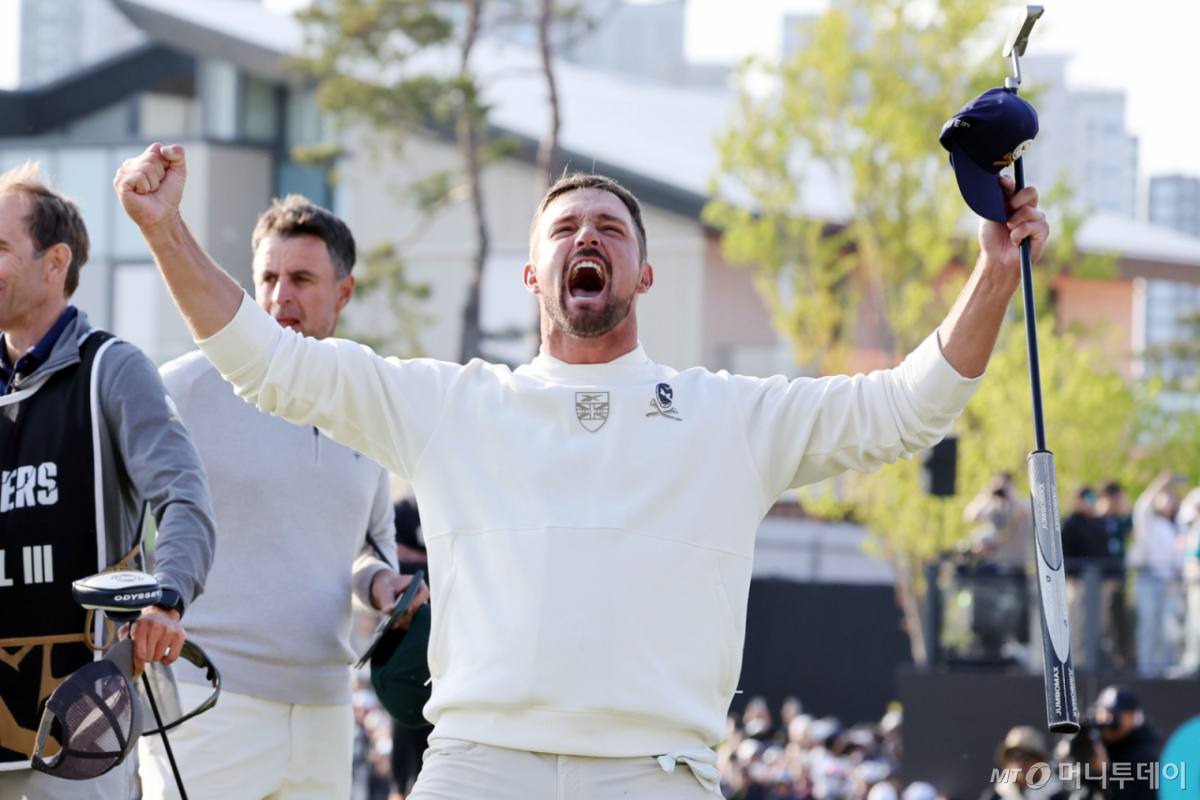 브라이언 디섐보 선수가 4일 인천 연수구 잭니클라우스 골프클럽에서 열린 'LIV 골프 코리아'(총상금 2500만 달러) 경기에서 3일 합계 19언더파 1위로 경기를 마치고 환호하고 있다. 2025.05.04 /사진=임성균 tjdrbs23@