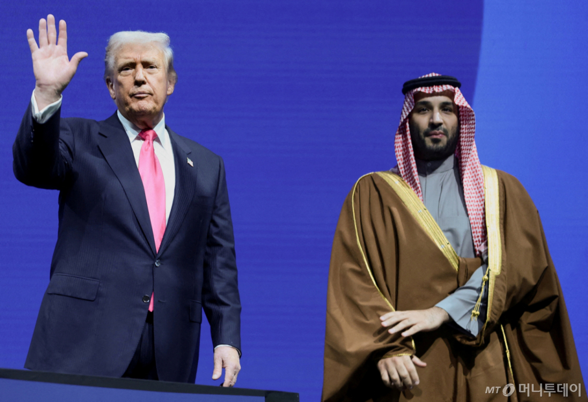(워싱턴DC 로이터=뉴스1) 윤다정 기자 = 도널드 트럼프 미국 대통령과 무함마드 빈 살만 사우디아라비아 왕세자가 19일(현지시간) 워싱턴DC에서 열린 미·사우디 투자 포럼에 참석한 모습. 2025.11.19.  ⓒ 로이터=뉴스1  Copyright © 뉴스1. All rights reserved. 무단 전재 및 재배포,  AI학습 이용 금지. /사진=(워싱턴DC 로이터=뉴스1) 윤다정 기자