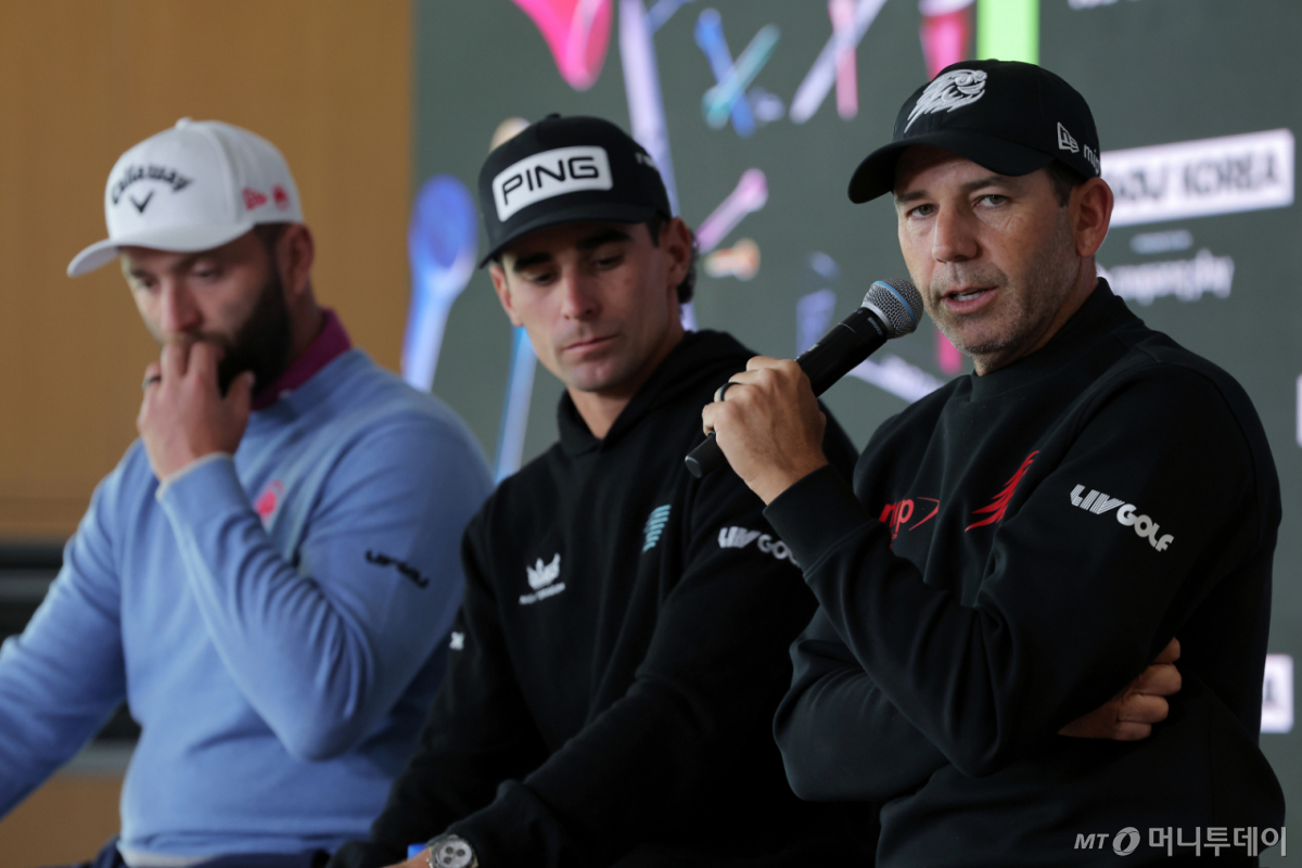 (인천=뉴스1) 박정호 기자 = 리브 골프 코리아에 나서는 파이어볼스 GC의 세르히오 가르시아가 30일 오전 인천 연수구 잭니클라우스 골프클럽 미디어센터에서 기자회견을 하고 있다.   지난 2022년 미국프로골프(PGA)투어의 부당함을 비판하며 '새로운 골프'를 기치로 출범한 리브 골프는 컷오프 없는 3일 경기에, 모든 홀에서 동시 출발하는 '샷건' 방식, 팀 경기 도입 등 새로운 시도로 주목받는다.   특히 사우디아라비아 국부펀드(PIF)의 든든한 지원으로 개인전 우승 상금은 400만 달러(약 57억 5000만 원), 단체전 우승 상금은 300만 달러(약 43억 원)를 비롯해 총상금 2500만 달러로 최하위를 기록해도 적지 않은 상금을 받는다. 2025.4.30/뉴스1  Copyright © 뉴스1. All rights reserved. 무단 전재 및 재배포,  AI학습 이용 금지. /사진=(인천=뉴스1) 박정호 기자