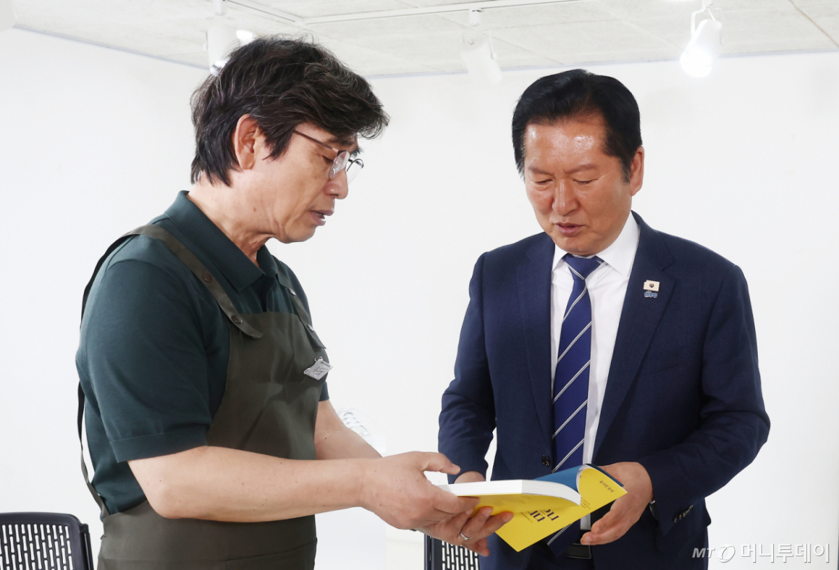 (서울=뉴스1) 김민지 기자 = 정청래 더불어민주당 대표가 24일 오후 서울 성동구 언더스탠드에비뉴에 마련된 청각장애인 수제화 브랜드 '아지오' 매장 오픈 행사에 참석, 유시민 작가로부터 사랑이 있으니 살아집디다 책을 전달 받고 있다. 2026.4.24/뉴스1  Copyright © 뉴스1. All rights reserved. 무단 전재 및 재배포,  AI학습 이용 금지. /사진=(서울=뉴스1) 김민지 기자