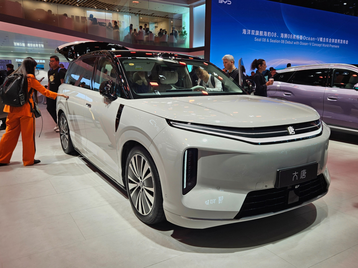 24일 중국 베이징에서 열린 '오토차이나 2026' 행사에서 BYD가 공개한 풀사이즈 SUV '다탕'/사진=안정준 특파원