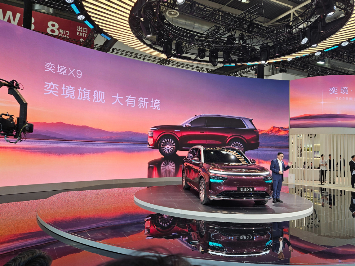 화웨이 스마트카 사업 총괄 CEO(최고경영자)가 24일 첫 공개된 대형 6인승 플래그십 스마트 SUV '이징 X9'를 소개하고 있다./사진=안정준 특파원