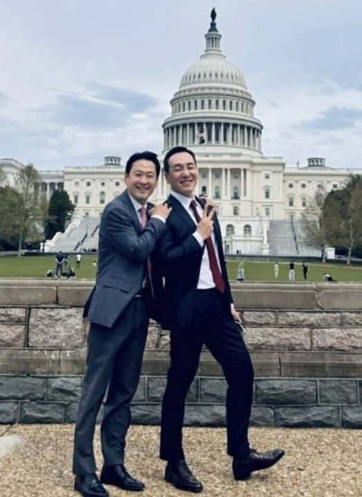 장동혁 국민의힘 대표와 김민수 최고위원이 미국 워싱턴DC 국회의사당 앞에서 함께 사진을 찍고 있다. 김종혁 전 국민의힘 최고위원 SNS 갈무리