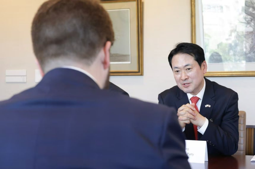 국민의힘이 16일 방미 중이었던 장동혁 대표가 미 국무부 인사와 면담을 하고 있는 모습이라며 공개한 사진/사진제공= 국민의힘 