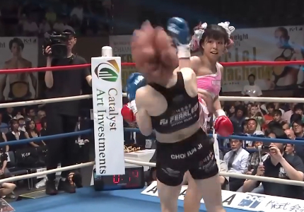 기무라 모나(오른쪽)의 킥이 최은지의 얼굴에 적중하고 있다. /사진=기무라 모나 개인 사회관계망서비스(SNS)