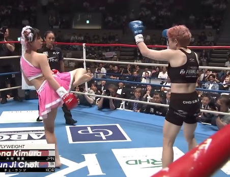 기무라 모나(왼쪽)가 최은지를 상대로 한쪽 다리를 들고 거리를 재고 있다. /사진=기무라 모나 개인 사회관계망서비스(SNS)