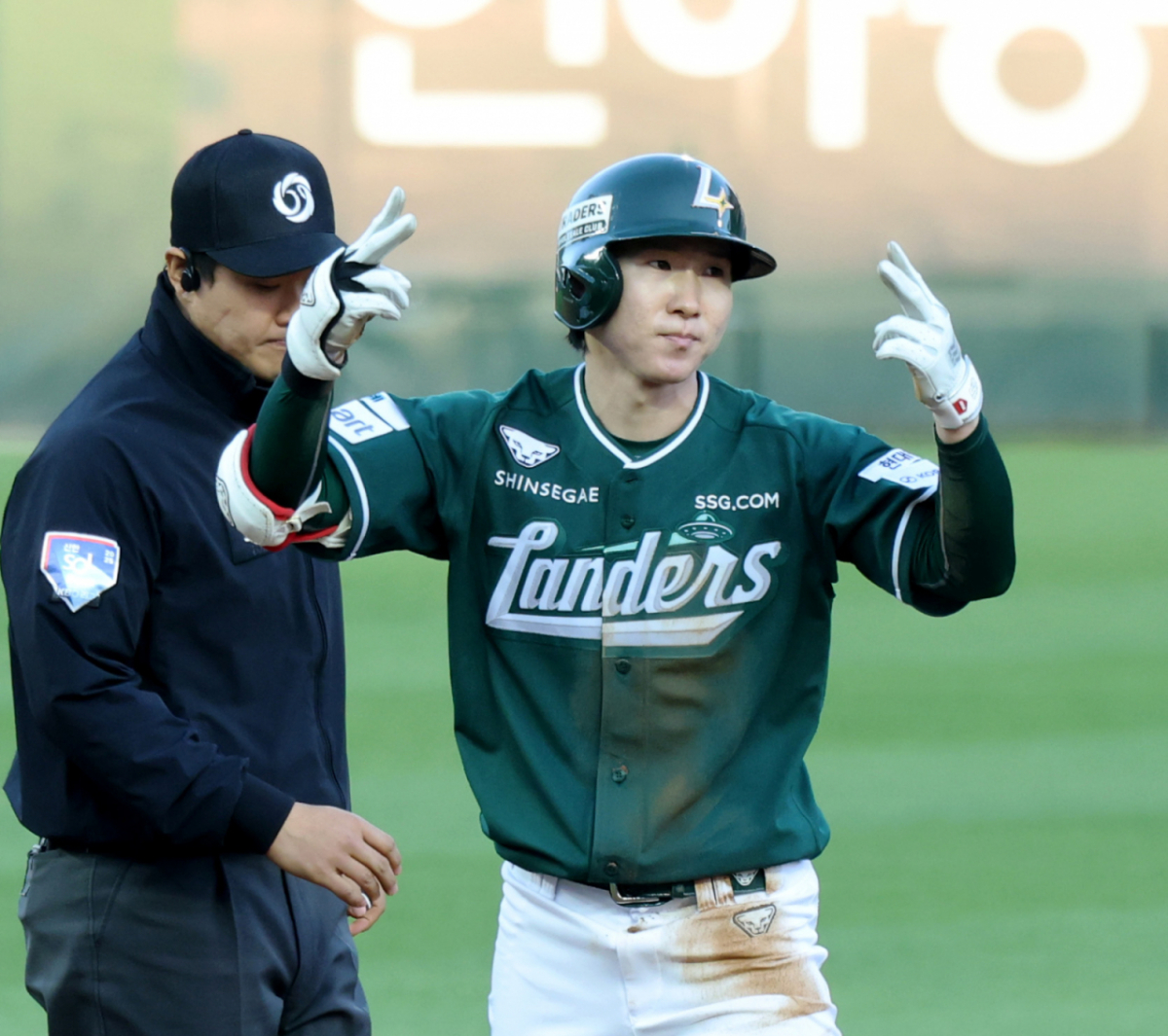 SSG 랜더스 박성한(오른쪽)이 24일 인천 SSG랜더스필드에서 열린 KT 위즈와 2026 신한 SOL KBO리그 1회말 선두타자로 나와 보쉴리를 상대로 2루타를 날리고 개막 후 22경기 연속 안타 신기록을 이어갔다. /사진=강영조 선임기자