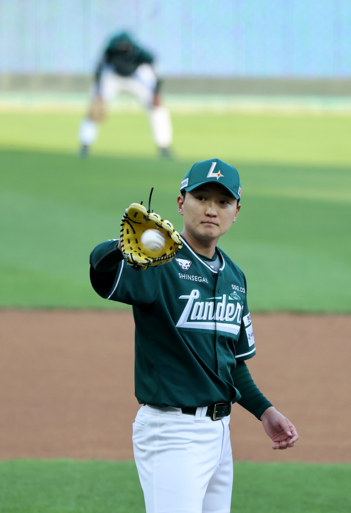 SSG 랜더스 좌투수 김건우가 24일 인천 SSG랜더스필드에서 열린 KT 위즈와 2026 신한 SOL KBO리그 홈경기에 선발 등판해 투구 후 공을 건네 받고 있다. /사진=강영조 선임기자