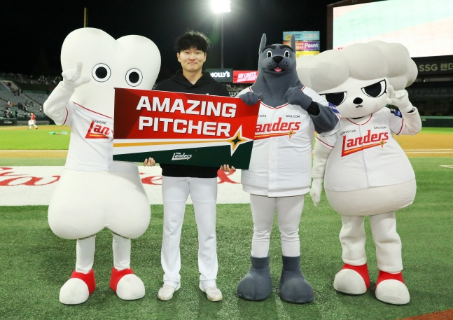 김건우가 수훈 선수로 선정된 뒤 기념촬영을 하고 있다. /사진=SSG 랜더스 제공