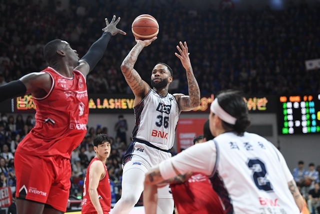 부산 KCC 숀 롱이 공격에 집중하고 있다. /사진=KBL 제공