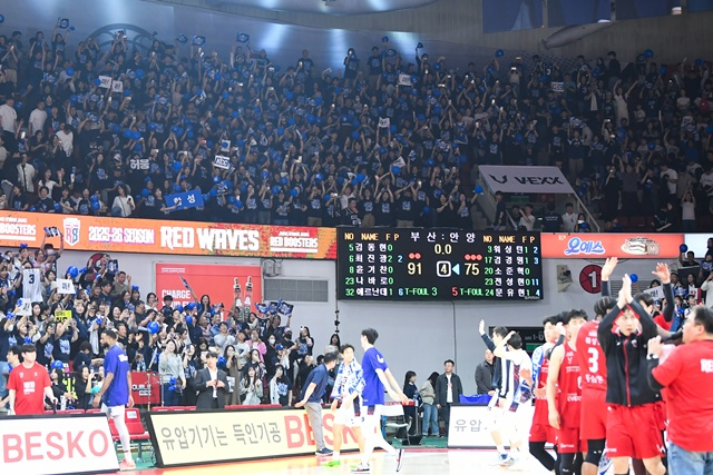 부산 KCC 원정 팬들. /사진=KBL 제공
