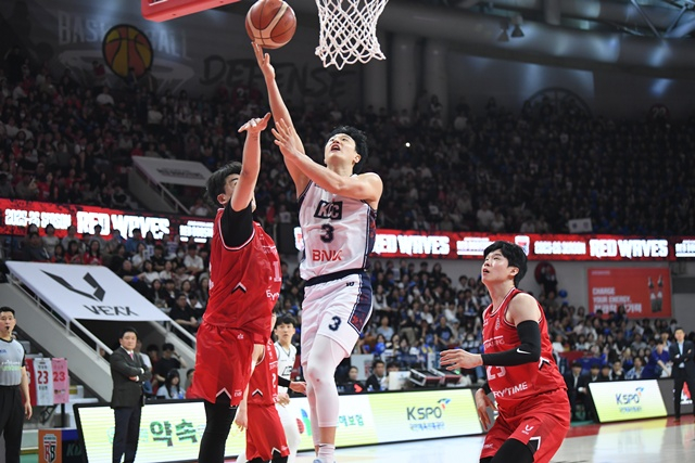 공격에 집중하는 부산 KCC 허웅(가운데).  /사진=KBL 제공
