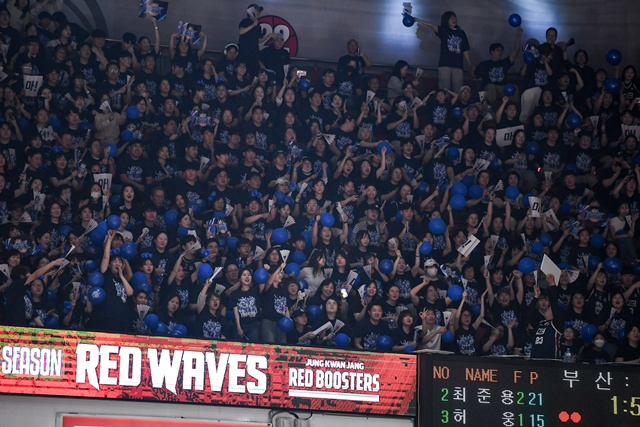 뜨거운 응원을 보여준 부산 KCC 원정 팬들.  /사진=KBL 제공