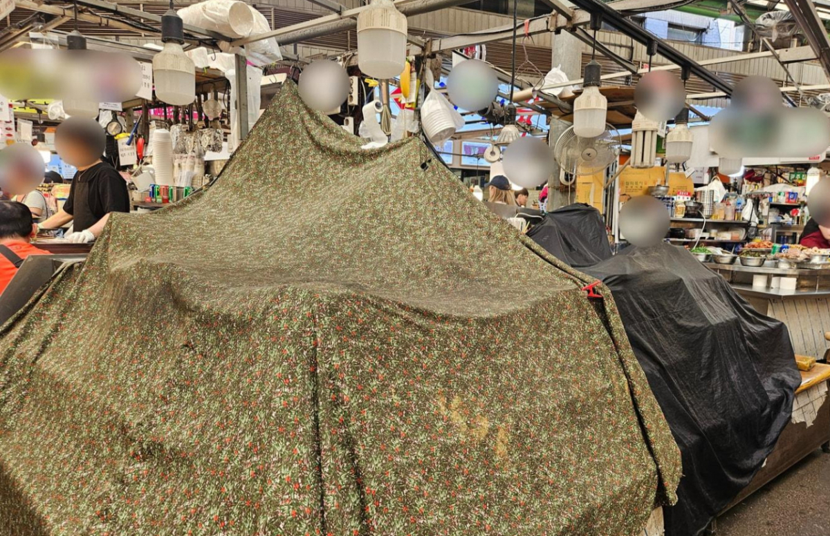 24일 서울 종로구 광장시장에서 논란이 불거진 한 노점이 영업을 중단한 모습/사진=뉴스1