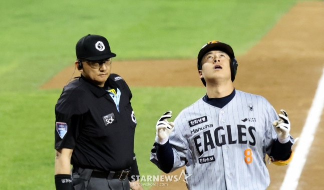 한화 이글스 노시환(오른쪽). /사진=강영조 선임기자