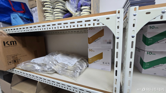 (위부터)경기 성남시의 한 정형외과의원 의료 소모품 창고에 보관 중인 일회용 주사기와 (아래)수액세트. 창고 내부가 거의 비어있다. /사진=홍효진 기자