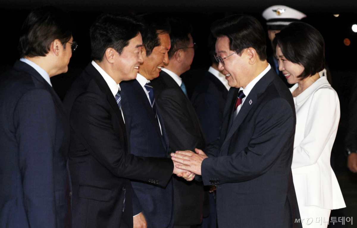 [성남=뉴시스] 고범준 기자 = 인도-베트남 국빈 방문일정을 마친 이재명 대통령이 24일 경기 성남 서울공항에 도착해 공군1호기에서 내려 강훈식 비서실장과 인사하고 있다. 2026.04.24. bjko@newsis.com /사진=고범준