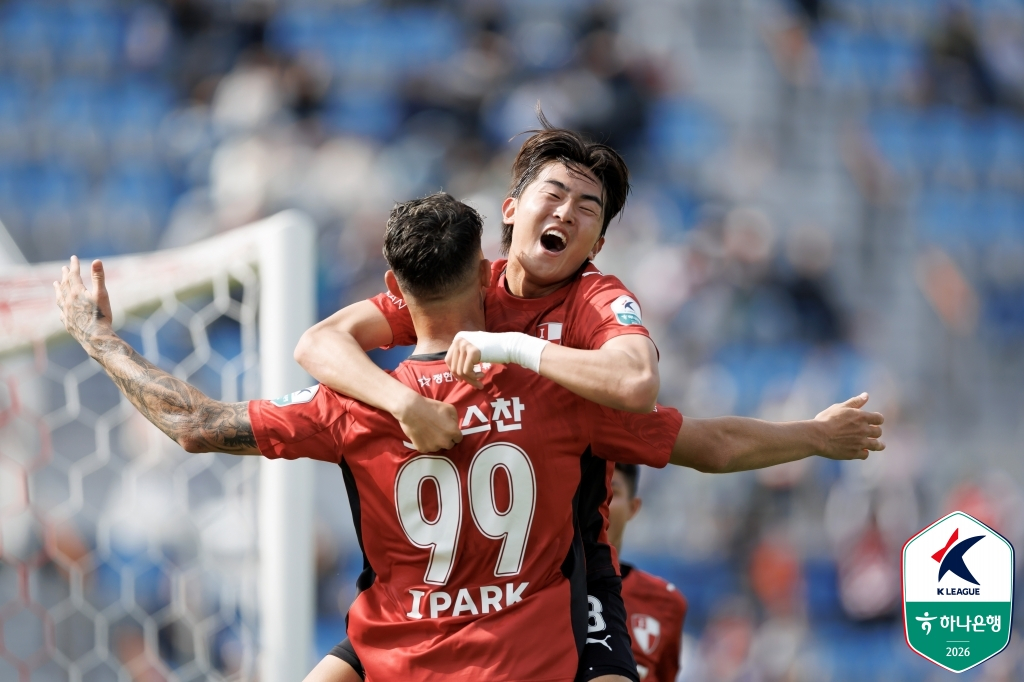 백가온과 크리스찬이 포옹하고 있다. /사진=한국프로축구연맹 제공