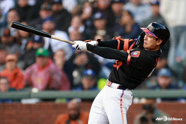 타격하는 이정후. /AFPBBNews=뉴스1