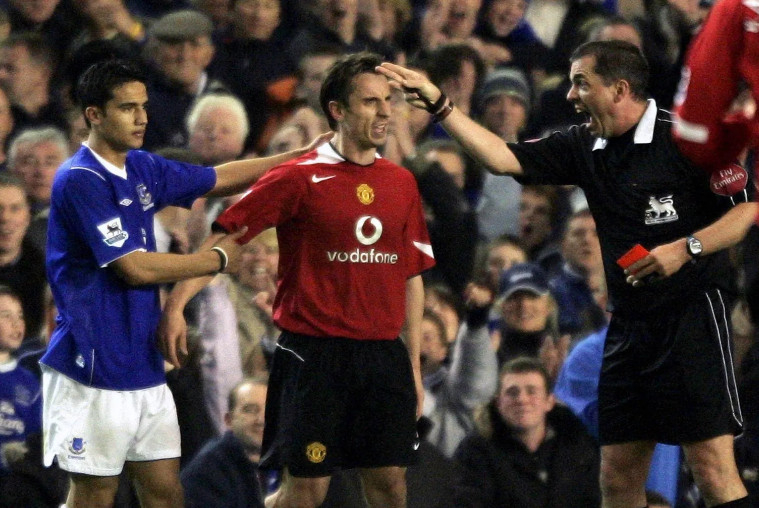 퇴장 당하는 게리 네빌(가운데)의 모습. /사진=더선 갈무리