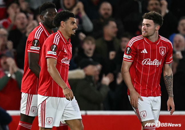 기뻐하는 노팅엄 포레스트 선수단. /AFPBBNews=뉴스1