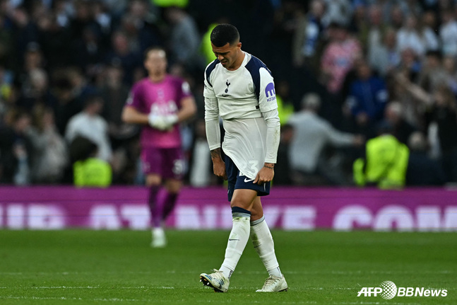 토트넘 페드로 포로가 고개를 숙이고 있다. /AFPBBNews=뉴스1