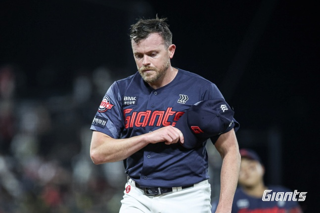 롯데 외국인 투수 제레미 비슬리가 24일 광주 KIA전에서 마운드를 내려오고 있다. /사진=롯데 자이언츠 제공