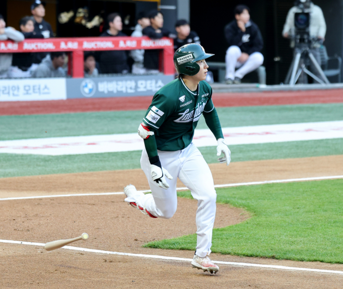 SSG 랜더스 박성한이  24일 인천 SSG랜더스필드에서 열린 KT 위즈와 2026 신한 SOL KBO리그 홈경기에서 1회말 선두타자로 나와 케일럽 보쉴리를 상대로 2루타를 날리고 타구를 바라보고 있다. /사진=강영조 선임기자