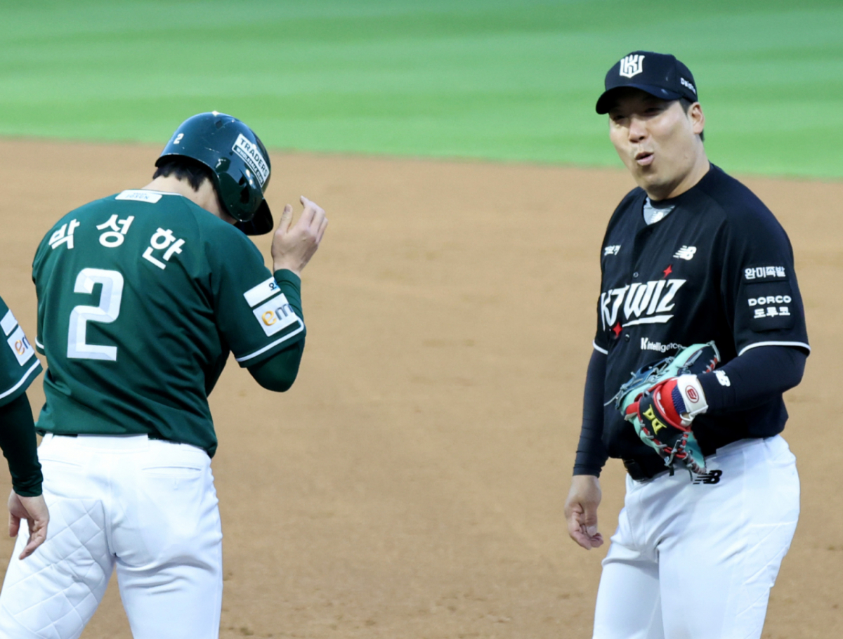 SSG 랜더스 박성한(왼쪽)이  24일 인천 SSG랜더스필드에서 열린 KT 위즈와 2026 신한 SOL KBO리그 홈경기에서 2회말 연속 안타를 날린 뒤 김현수에게 인사를 하고 있다. 김현수가 감탄스럽다는 표정으로 박성한을 바라보고 있다. /사진=강영조 선임기자