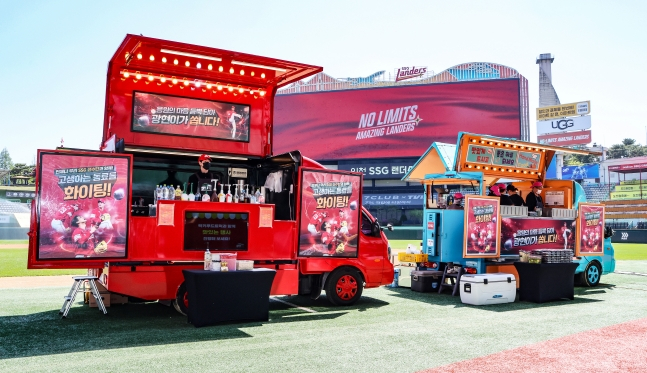 김광현이 선수단에 선물로 보낸 커피차와 푸드트럭. /사진=SSG 랜더스 제공