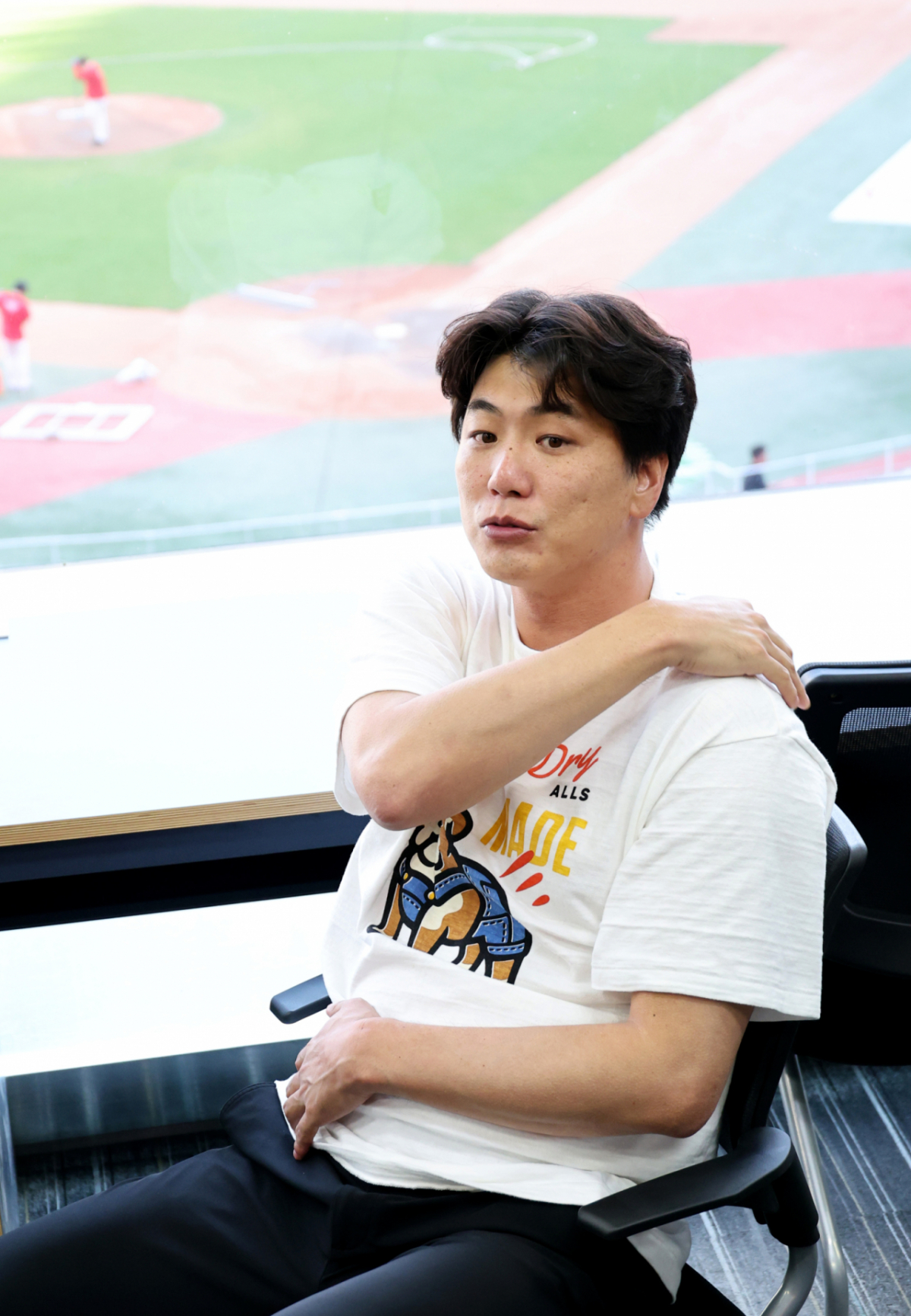 SSG 랜더스 김광현이 24일 SSG랜더스필드에서 열린 2026 신한 SOL KBO리그 KT 위즈와 홈경기를 앞두고 경기장을 찾아 취재진과 인터뷰를 하고 있다. /사진=강영조 선임기자