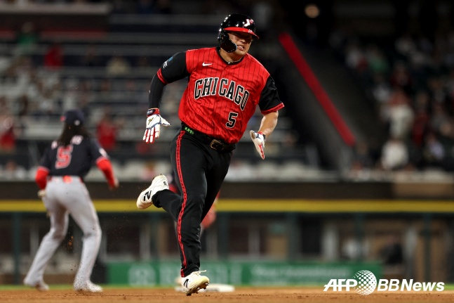 시카고 화이트삭스의 무라카미 무네타카가 25일(한국시간) 미국 일리노이주 시카고에 위치한 레이트 필드에서 열린 2026 미국프로야구 메이저리그(MLB) 정규시즌 워싱턴 내셔널스와 홈 경기에서 4회말 주자 없는 상황에서 중월 솔로포를 쳤다./AFPBBNews=뉴스1