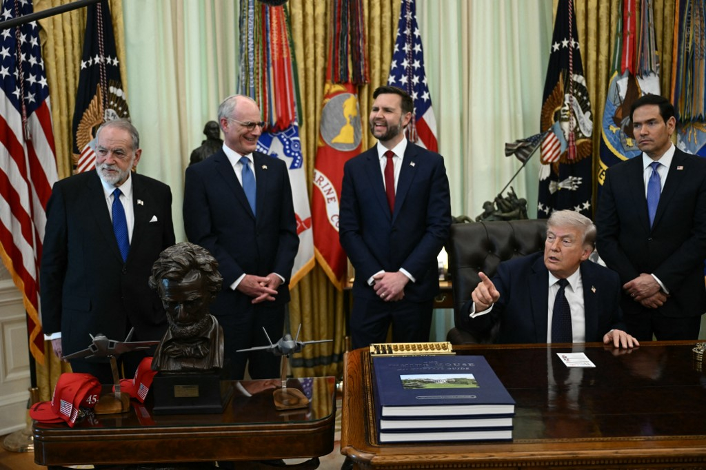 도널드 트럼프 미국 대통령(가운데)이 23일(현지시간) 미 백악관 집무실에어 이스라엘과 레바논 고위 관계자와 회담 후 발언하고 있다. 트럼프 대통령은 이날 이스라엘과 레바논의 휴전이 3주 연장될 것이라고 밝혔다.  /AFPBBNews=뉴스1