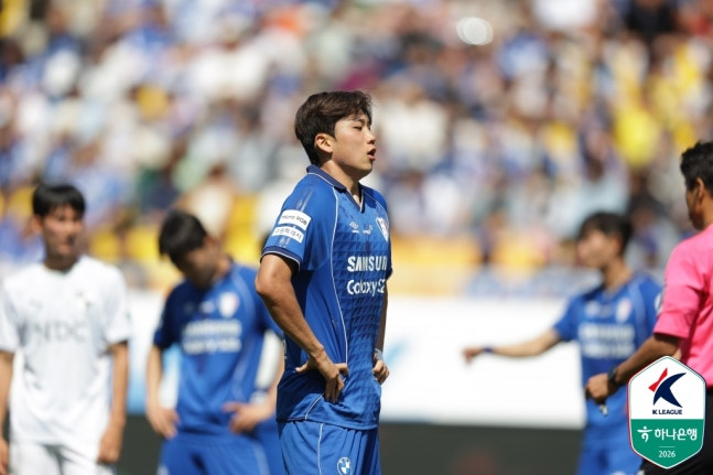 김도연이 25일 오후 2시 수원월드컵경기장에서 열린 하나은행 K리그2 2026 9라운드 페널티킥 전 호흡하고 있다. /사진=한국프로축구연맹 제공