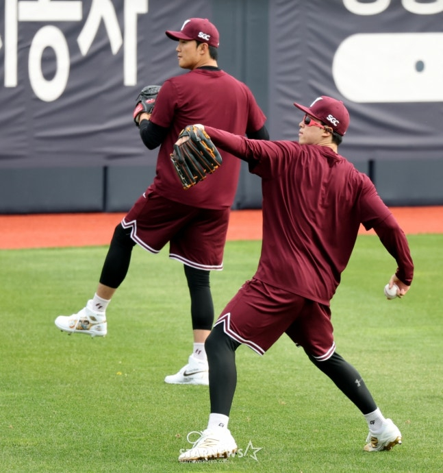 함께 몸을 풀고 있는 안우진(왼쪽)과 배동현. /사진=강영조 선임기자