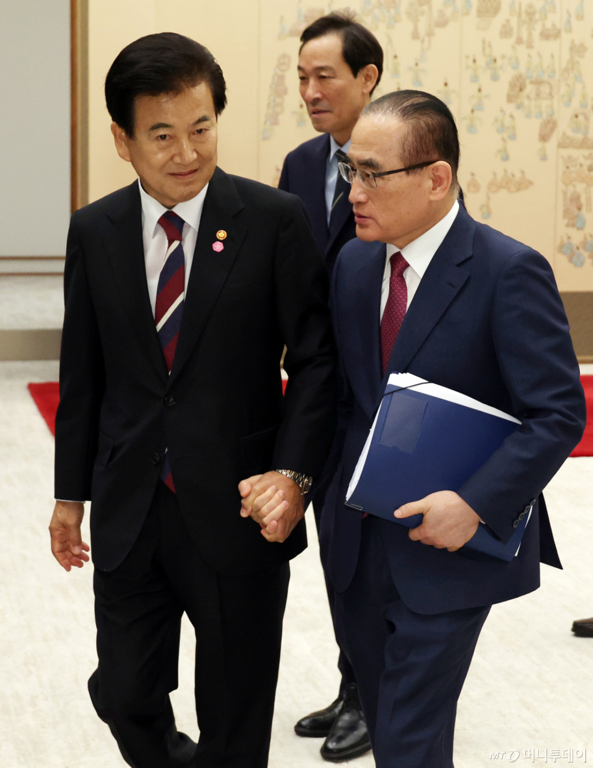 [서울=뉴시스] 최동준 기자 = 정동영(왼쪽) 통일부 장관과 위성락 국가안보실장이 28일 서울 용산 대통령실 청사에서 열린 신임 국무위원 및 국세청장 임명장 수여식에서 대화하고 있다. (대통령실통신사진기자단) 2025.07.28. photocdj@newsis.com /사진=