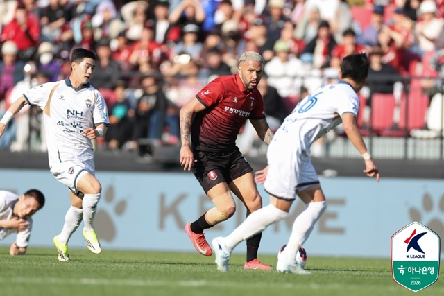 복귀전을 치른 부천FC 바사니(왼쪽). /사진=한국프로축구연맹 제공