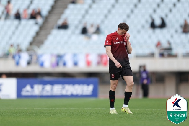 부천FC 갈레고가 레드카드를 받아 경기장을 빠져 나가고 있다. /사진=한국프로축구연맹 제공