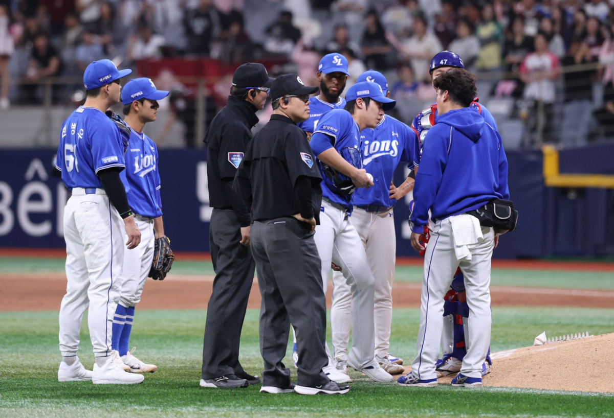 원태인을 둘러싼 삼성 선수들. /사진=삼성 라이온즈