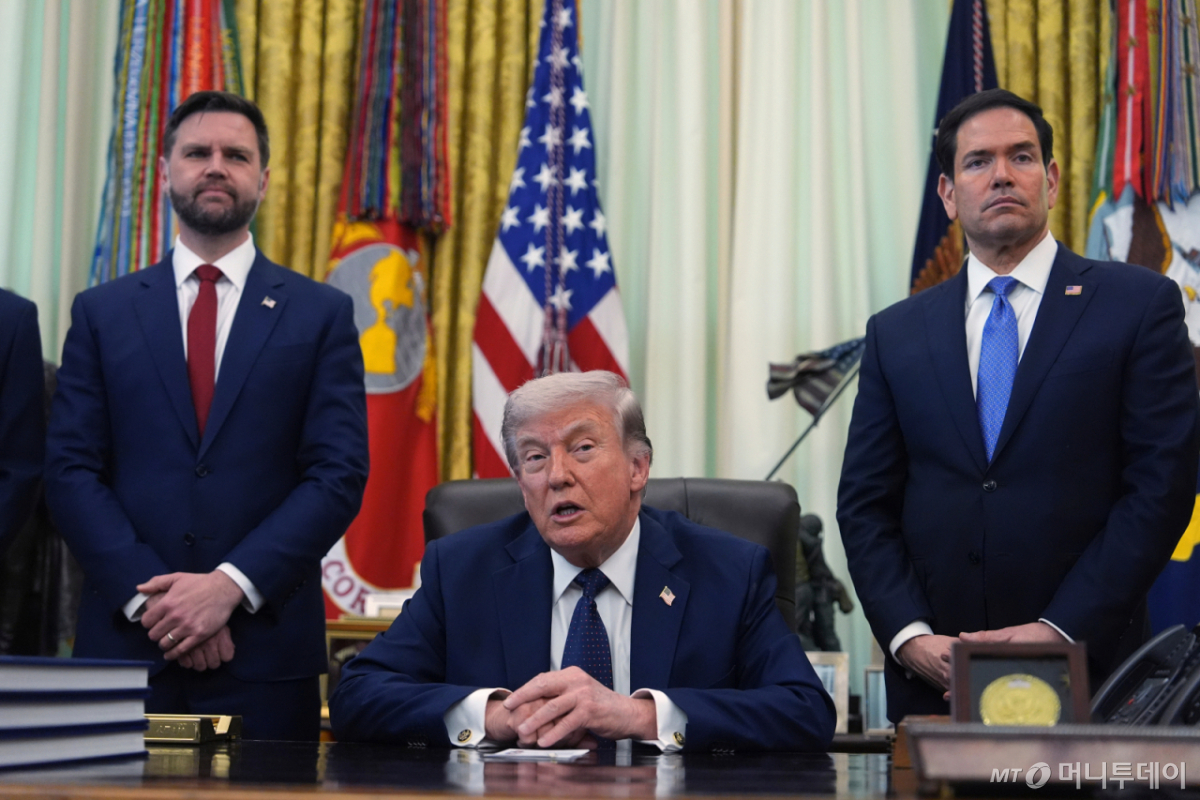 [워싱턴=AP/뉴시스] 도널드 트럼프 미국 대통령이 23일(현지 시간) 백악관 집무실에서 열린 의료비 절감 관련 행사 중 발언하고 있다. 트럼프 대통령은 ‘이란에 핵무기를 사용할 의향이 있느냐’라는 질문에 “핵무기 없이 재래식 방식만으로도 이미 이란을 초토화했는데 왜 핵무기를 쓰겠나”라며 “핵무기는 쓰지 않을 것이며, 그 누구도 사용해선 안 된다”라고 말했다. 2026.04.24. /사진=민경찬