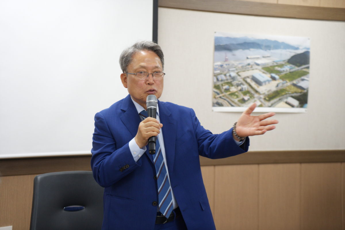 김명진 (주)매일마린 대표가 기자들에게 사업 설명을 하고 있는 모습. 김명진 대표는 메인비즈협회장도 함께 역임하고 있다. /사진제공=메인비즈협회