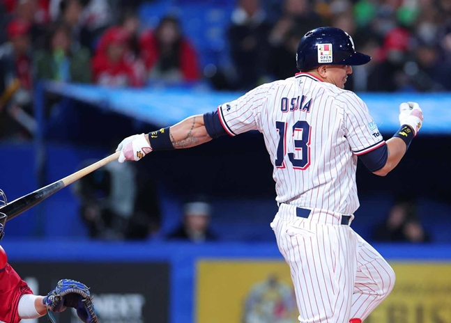 스윙하는 오수나. /사진=야쿠르트 스왈로스 구단 공식 SNS