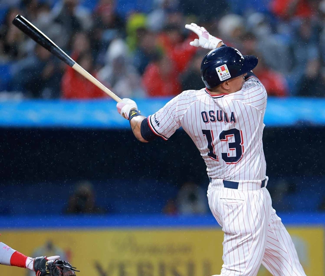 스윙하는 오수나. /사진=야쿠르트 스왈로스 구단 공식 SNS