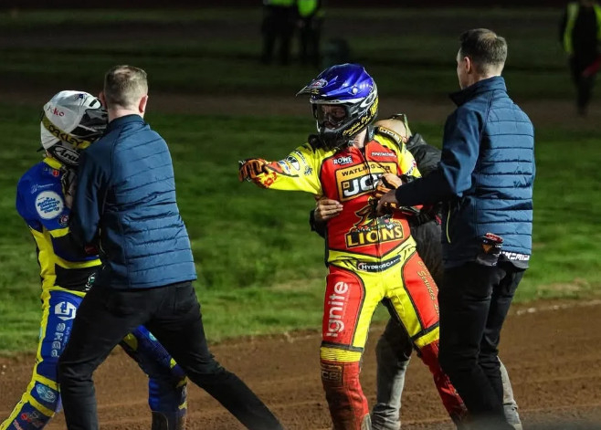 카일 하워스-조쉬 피커링의 싸움 장면. /사진=더선 갈무리