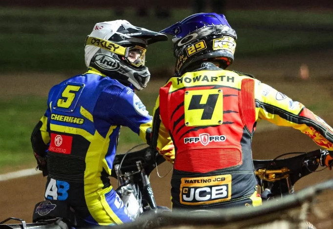 카일 하워스(왼쪽)와 조쉬 피커링. /사진=더선 갈무리