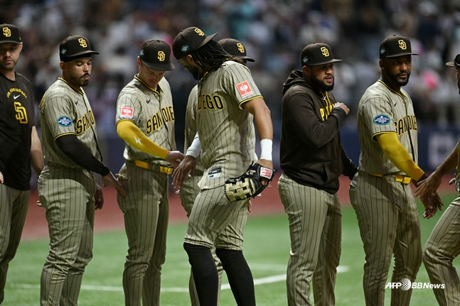26일 경기를 마친 뒤 기뻐하는 샌디에이고 선수단. /AFPBBNews=뉴스1